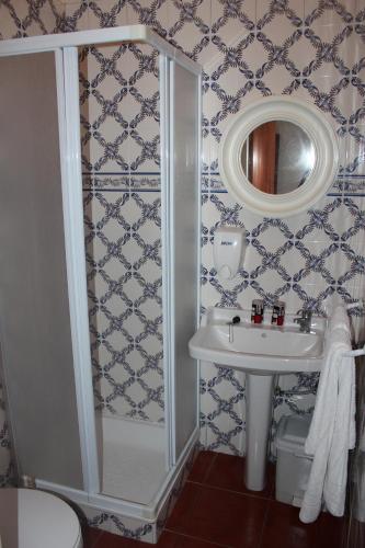 ein Badezimmer mit Waschbecken und Spiegel in der Unterkunft Quinta Do Canavial in Velas