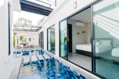 sypialnia z basenem w środku domu w obiekcie Modern love pool villa หัวหิน w mieście Hua Hin