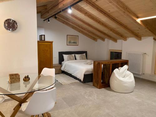 1 dormitorio con cama y mesa de cristal en Al Vicolo, en Trento