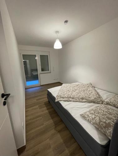 um quarto com uma cama e uma janela em Fancy Big Apartment em Gerasdorf bei Wien
