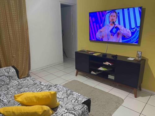 Uma TV ou centro de entretenimento em Apartamento Salvador