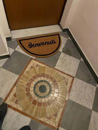 alfombra de bienvenida en el suelo de un baño en La Casina di Maya en Livorno