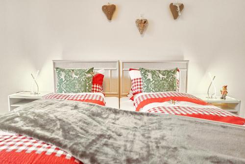 1 dormitorio con 1 cama con almohadas rojas y blancas en Double Room by Interlaken. Parking en Därligen