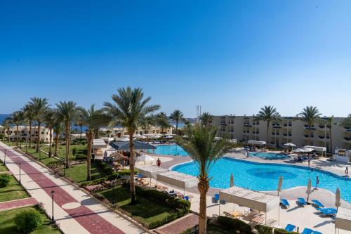 una vista aérea de una piscina del complejo con palmeras en Grand Oasis Resort, en Sharm El Sheikh