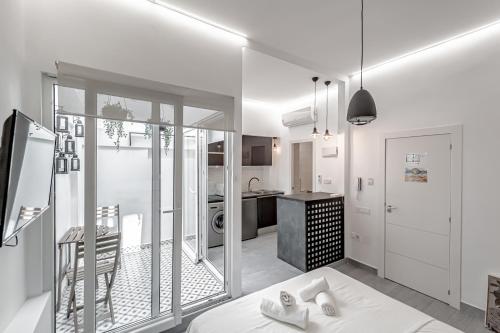 um quarto branco com uma cozinha e uma sala de jantar em Apartamentos Palma em Benidorm