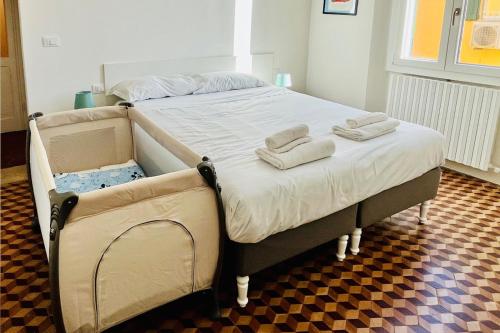 Een bed of bedden in een kamer bij Appartamento Mascarella 19