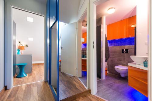 łazienka z toaletą i umywalką w obiekcie Charming 2-Level Apartment - Podgórze, Old Town w Krakowie