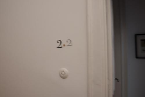 eine Tür mit der Nummer drauf in der Unterkunft Madalena Orquidea Living Apartments in Lissabon