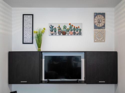 a flat screen tv sitting on top of a entertainment center at Holiday Home Lea in Maslinica