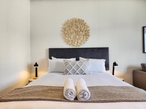 Postel nebo postele na pokoji v ubytování Nine Palms Luxury Apartments