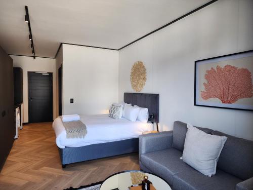 Postel nebo postele na pokoji v ubytování Nine Palms Luxury Apartments