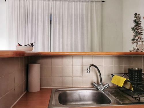 uma cozinha com um lavatório e uma janela em Cosy apartement in Antwerp's hipster neighbourhood em Antuérpia