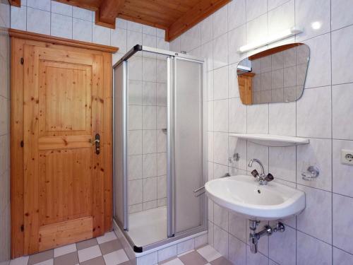een badkamer met een douche en een wastafel bij Cosy holiday home near ski area in Wagrain