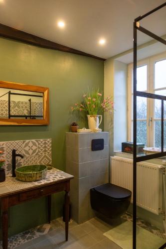 d'une salle de bains avec toilettes dans l'angle de la chambre. dans l'établissement Haute Dône, à Luzy