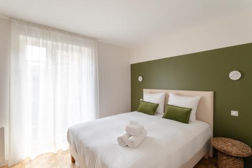 ein Schlafzimmer mit einem Bett, auf dem ein Teddybär liegt in der Unterkunft Villa l'Indépendante - Proche de la plage in Dinard