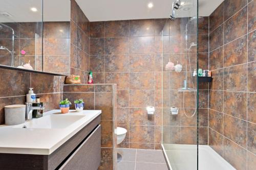 een badkamer met een douche, een wastafel en een toilet bij Touristflat Dewulf in Gent