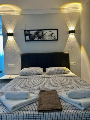 1 dormitorio con 1 cama con 2 toallas en Turgutsluxury 3, en Fethiye