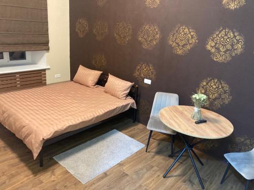 卡爾可夫的住宿－Міні готель на Костюринському，小房间设有一张床和一张桌子