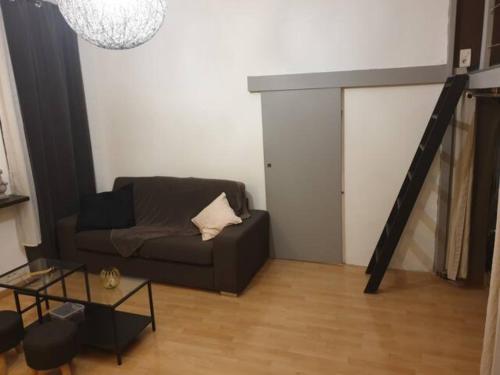 un salon avec un canapé et une table dans l'établissement Joli T1+ bien situé dans le 6ème de Marseille, proche commodités, à Marseille