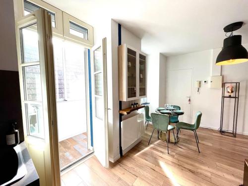 Magnifique Appartement Hypercentre - Le Charly في بو: مطبخ وغرفة طعام مع طاولة وكراسي