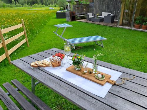 einen Picknicktisch mit einem Teller Essen drauf in der Unterkunft Appartements Moosbrugger Haus Herlinde in Schoppernau