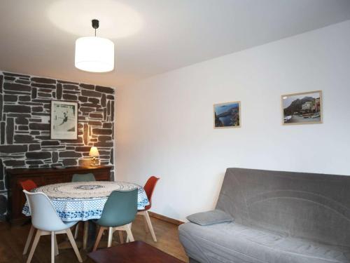 uma sala de estar com uma mesa e um sofá em Appartement Les Orres, 2 pièces, 6 personnes - FR-1-322-568 em Les Orres