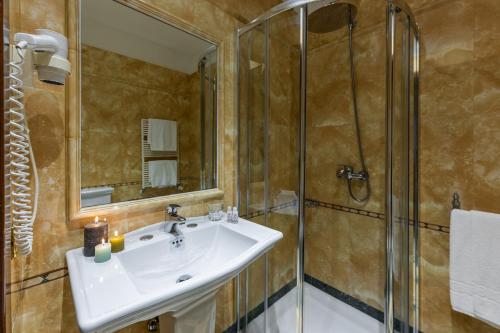 a bathroom with a sink and a shower at Ca' Del Nobile in Venice