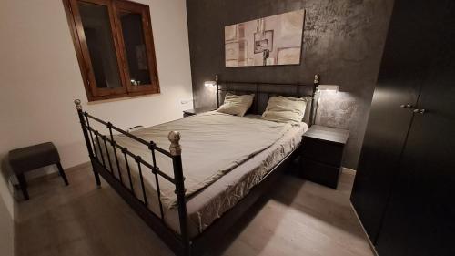 カーラ・リベロットにあるCasa Fuile Cala Liberotto Oroseiの黒枠のベッド1台が備わるベッドルーム1室