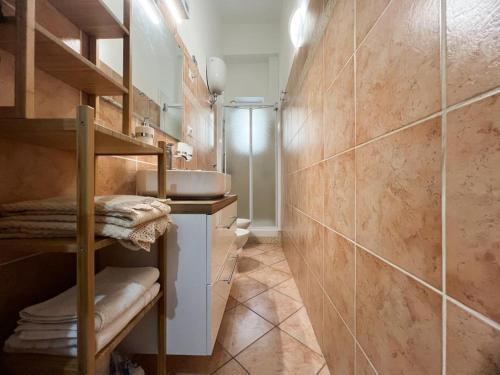 een badkamer met een wastafel en een douche bij A casa di Ala in Rome