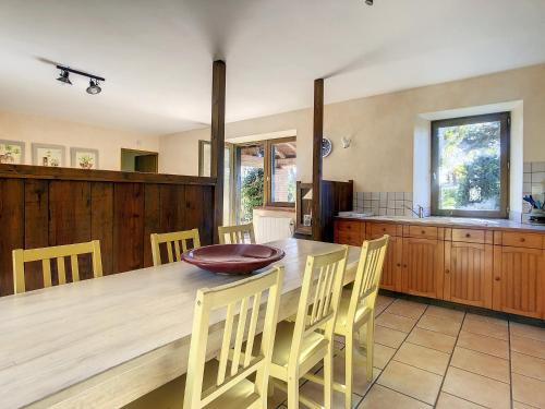 une cuisine avec une table et des chaises en bois dans l'établissement LE TRIANGLE D'OR, à Bonrepos