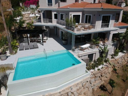 vista aerea di una casa con piscina di NEW LUXURY VILLA : 7 BEDROOMS : POOL : GYM : SPA a Marbella