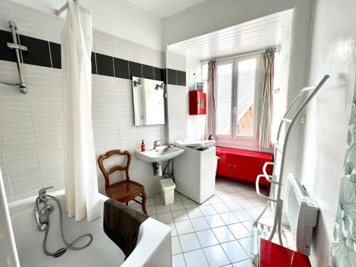 een badkamer met een wastafel, een toilet en een douche bij Villa Señorita dans le quartier historique de Mers-les-Bains, 100m de la plage in Mers-les-Bains