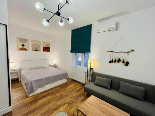 - une chambre avec un lit et un canapé dans l'établissement Cozy apartment Pier Kobakhidze, à Tbilissi