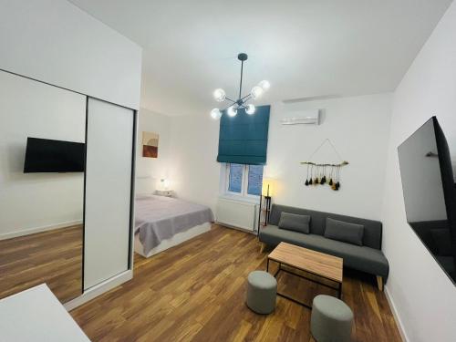 - un salon avec un canapé et un lit dans l'établissement Cozy apartment Pier Kobakhidze, à Tbilissi