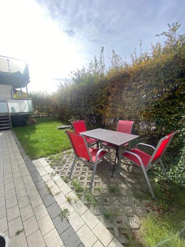 Imagem da galeria de Wohnung im Grünen am Stadtrand, 50 m2, eigener Garten mit Terrasse, eigener Eingang, kostenloses Parken em Salzburgo