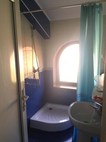 ママイアにあるLa Pasarelaのバスルーム(洗面台、トイレ付)、窓が備わります。