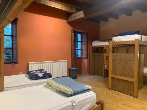 pokój z 2 łóżkami piętrowymi w domu w obiekcie Albergue-Refugio Sargantana w mieście Canfranc