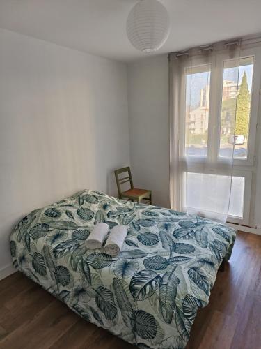 1 dormitorio con 1 cama con 2 toallas en Appartement Proche Centre Ville / 3 Chambres, en Perpiñán