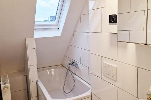 eine Dusche im Bad mit Fenster in der Unterkunft Apartments Leverkusen in Leverkusen