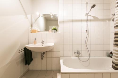 bagno bianco con lavandino e doccia di Home & Coliving Bremen a Brema