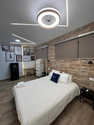 Un pat sau paturi într-o cameră la Apartamentos Rocablanca