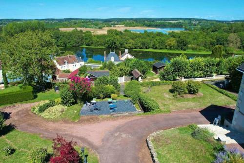 una vista aérea de una casa con jardín y lago en *Bellevue* Demeure vue Cher et Château, en Seigy