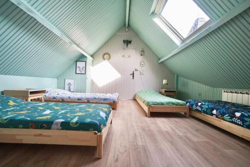 - une chambre mansardée avec 2 lits et une fenêtre dans l'établissement *Bellevue* Demeure vue Cher et Château, à Seigy