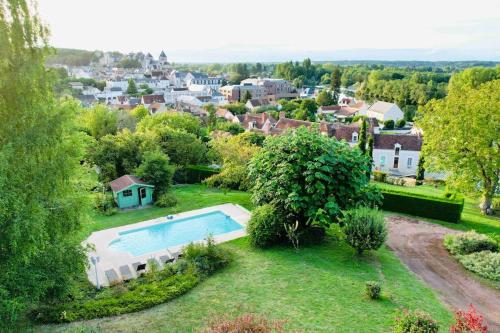 une vue aérienne d'une maison avec piscine dans l'établissement *Bellevue* Demeure vue Cher et Château, à Seigy