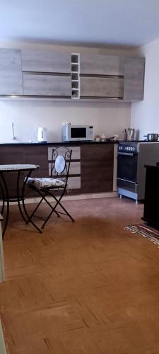 cocina con mesa y silla en una habitación en Habitación totalmente independiente con cocina, baño, balcón super espacioso, en Arequipa