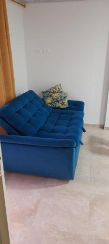 a blue couch sitting inside of a room at Apartamento ideal para descansar in San Gil