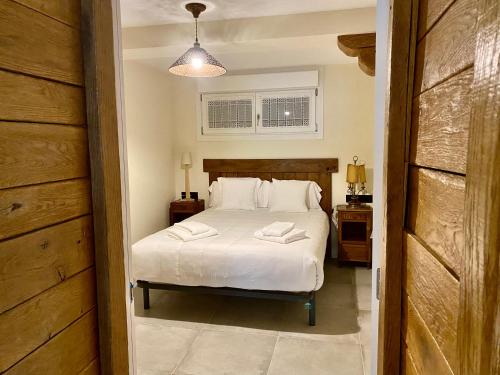 una camera con letto e lenzuola bianche di Fondamaria - Alojamiento rural a Lesaka