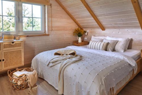 a bedroom with a large white bed in a room at W Brzozowym Gaju Lubiatowo in Lubiatowo