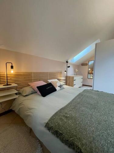 1 dormitorio con 1 cama grande y ordenador portátil en appartamento vistaverde, en Lacchiarella