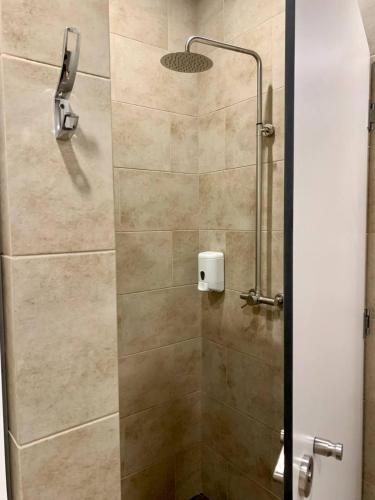 a shower with a glass door in a bathroom at Hotel Lubenska Sloboda in Vilʼshanka
